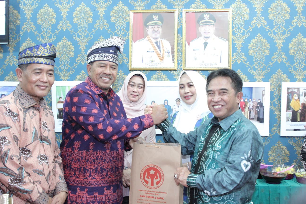 Stand Bazar JKPI 2022 Kabupaten Siak Pomosikan Tenun dan Batik Siak