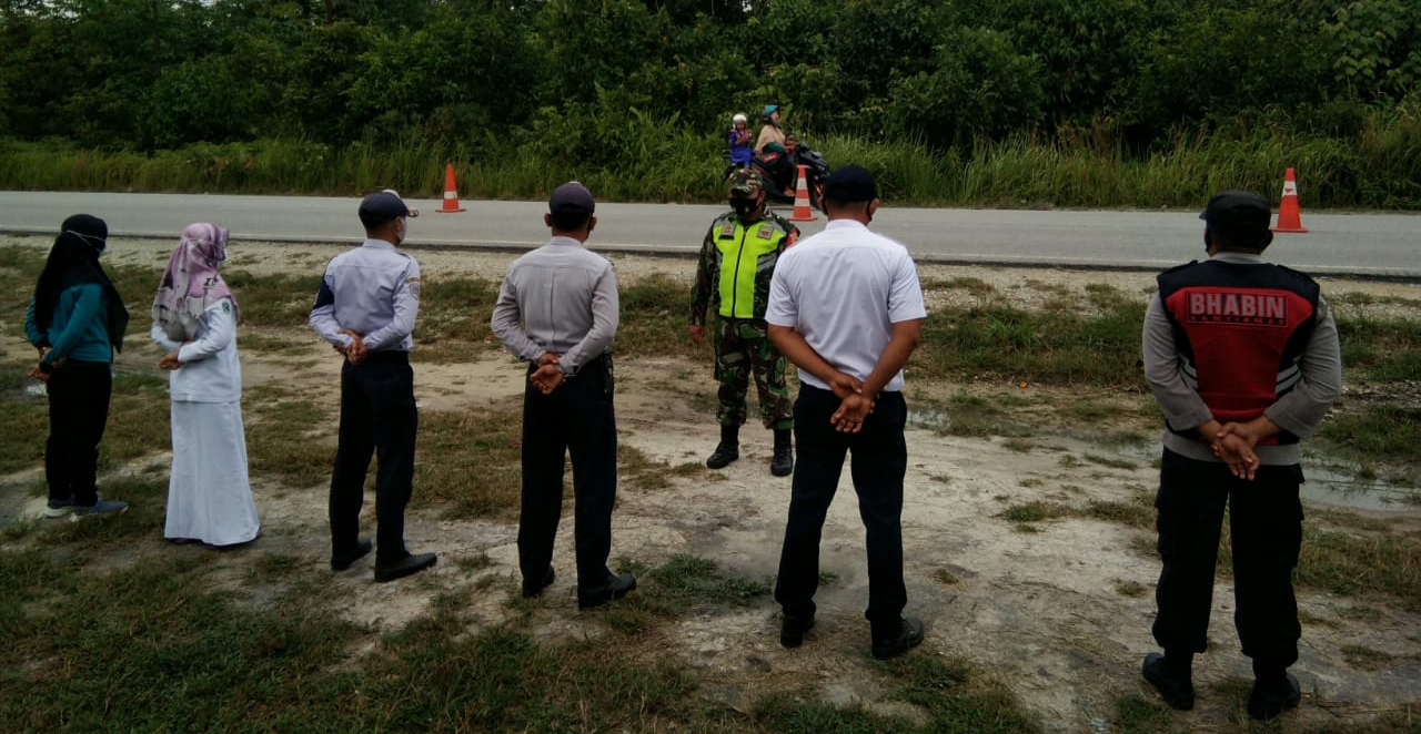 Perketat Penjagaan, Serma Syafri Cek Kendaraan Yang Masuk Buatan Dua