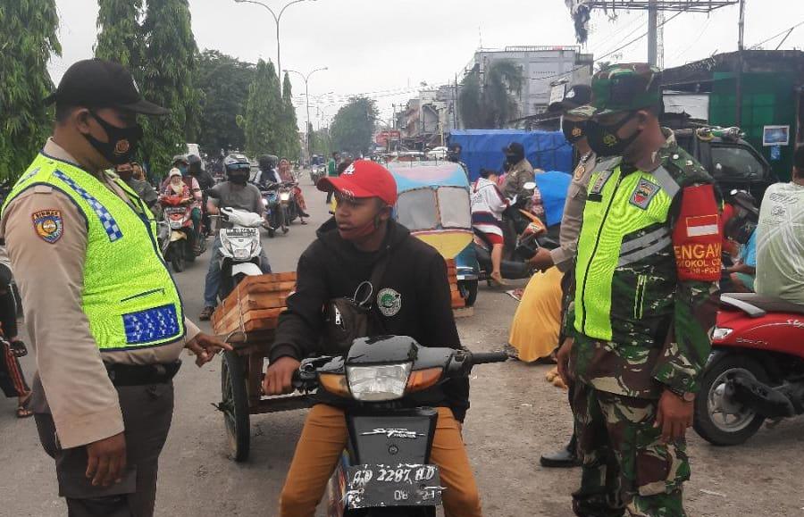 Cegah Penularan Covid-19, Serda Sarju Sisir Dua Lokasi fi Kota Industri