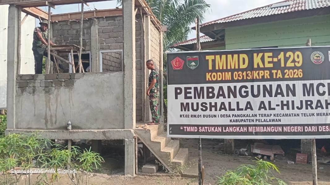 Tutup Jalan Berlubang dan Merapikan Bahu Jalan, Satgas TMMD ke-129 Kodim 0313/KPR Dipacu Hingga Jembatan T. Tahal