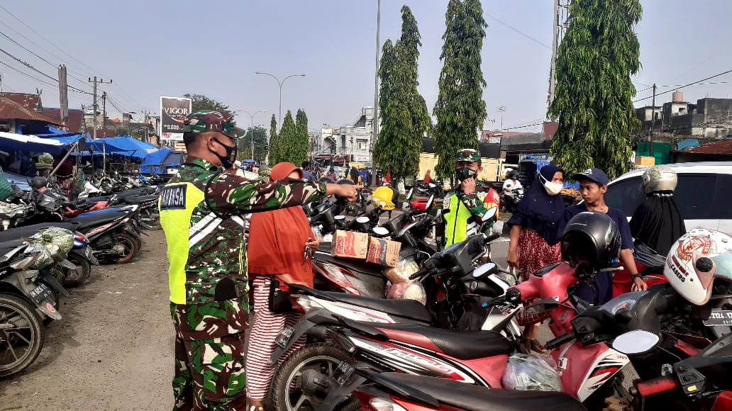 Sertu Alexander Sigalingging Tegur 2 Orang Masyarakat Tak Pakai Masker