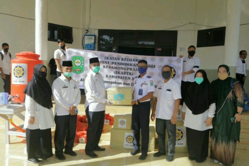 Peduli Terhadap Penanganan Covid-19 di Siak, IKAPTK Siak Serahkan Bantuan