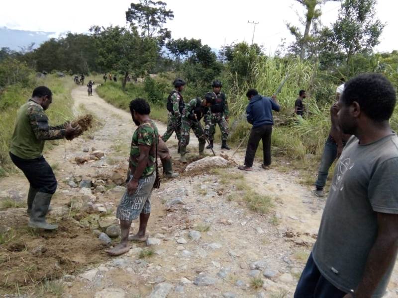 Sebagai Wujud Kemanunggalan TNI–Rakyat, Satgas Yonif 514 Perbaiki Jalan Rusak di Distrik Walesi