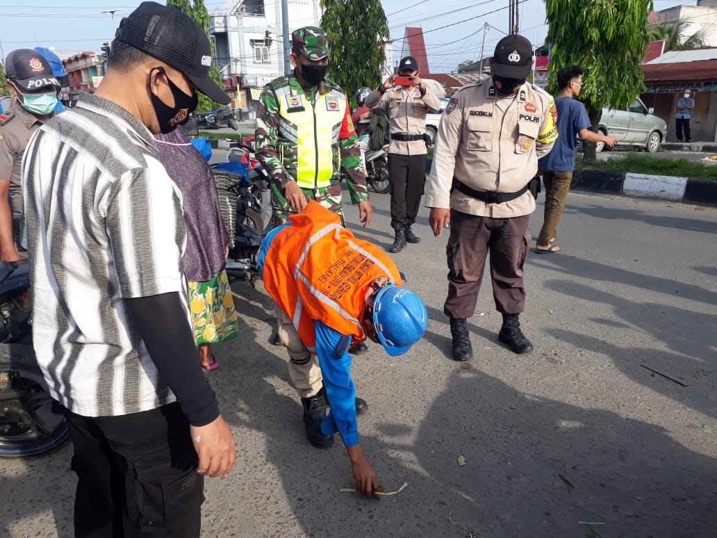 Selain Buat Pernyataan, Pelanggar Prokes Diberi Hukuman Ngutip Sampah