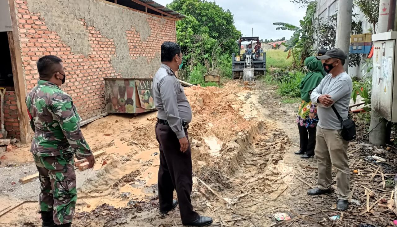 Banjir Akibat Parit Tersumbat Karena Sampah, Aiptu Khairul dan Midawati Turunkan Alat Barat