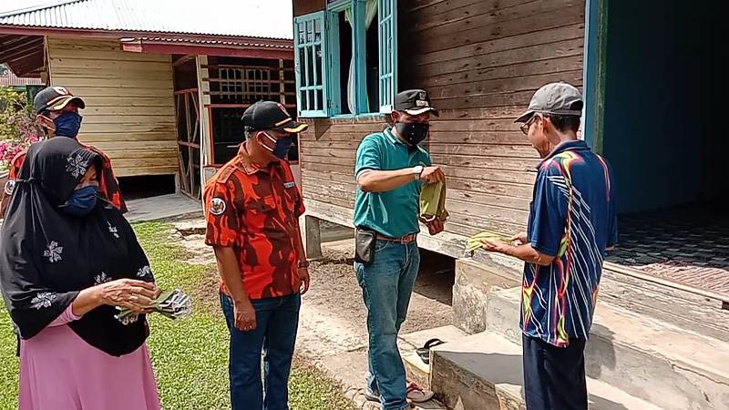 Pemkam Pangkalan Pisang dan PAC PP Koto Gasib, Bagikan Masker Gratis Secara Door To Door