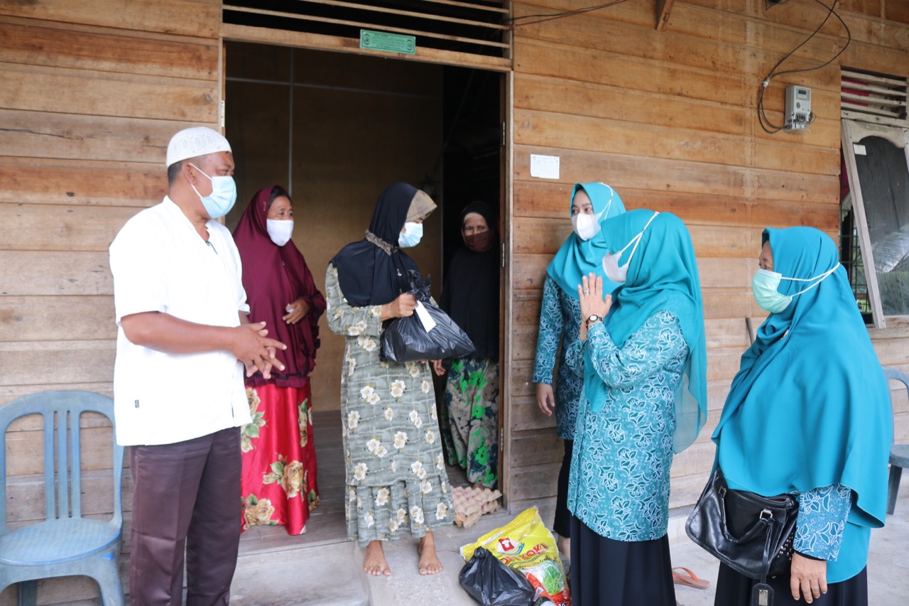 PKK Siak dan BRK Salurkan Bantuan di Dua Kecamatan