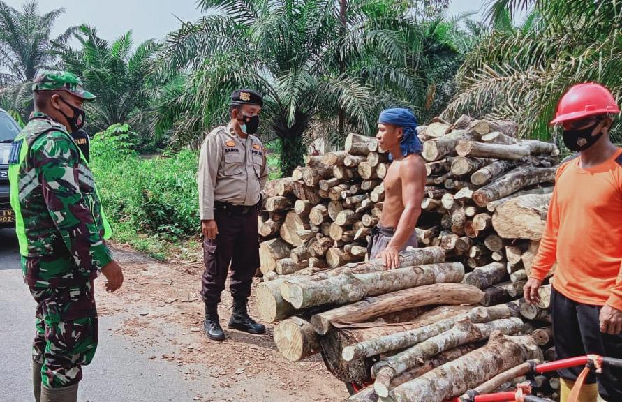 Agar Masyarakat Tidak Membakar Lahan, Serda Sahidin Lakukan Patroli