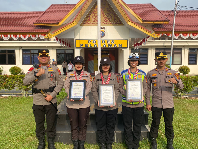 Dinilai Berprestasi, Tiga Personel Polwan Polres Pelalawan Terima Penghargaan
