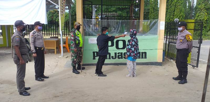 Sertu Abdon Pardosi Perketat Penjagaan Di Posko PSBB Puskesmas Perawang