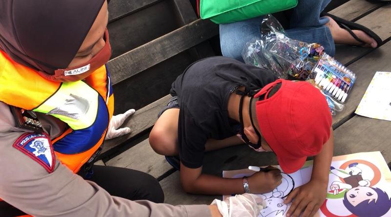 Sambut Hari Bhayangkara, Polres Siak Edukasi Anak-anak Dengan Lomba Mewarnai Diatas Perahu