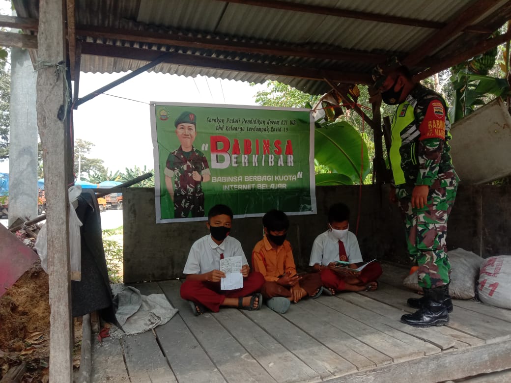 Didalam Pondok, Sertu Uuk Sudarijanto Bimbing Siswa Maredan Dengan Semangat