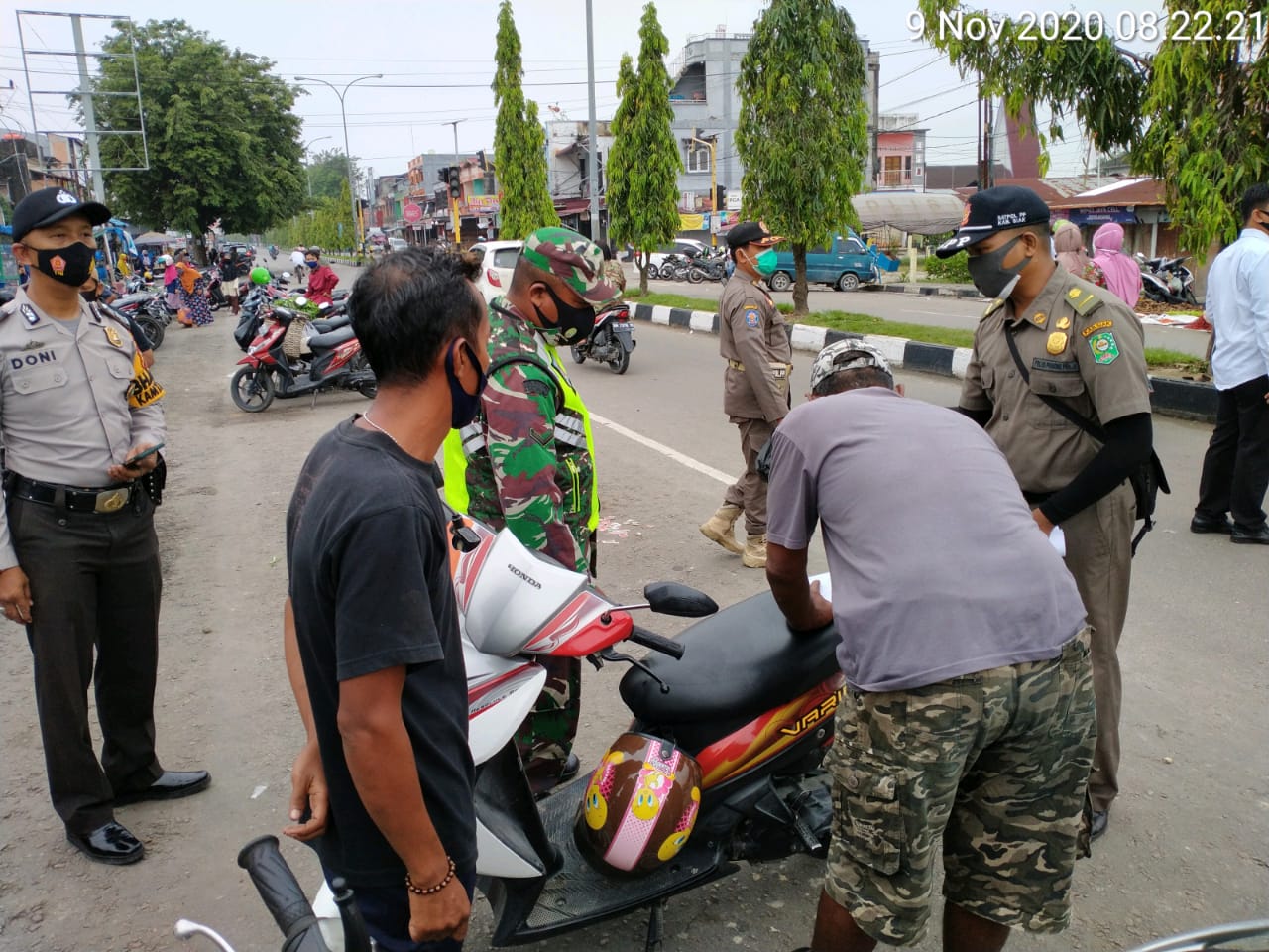 Cegah Penularan Covid-19, Serda Sahadin Imbau Masyarakat Ikuti Prokes