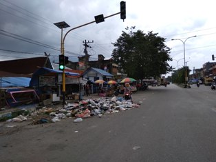 Sampah Kebadan Jalan, Masyarakat Pertanyakan Kinerja Dinas Kebersihan