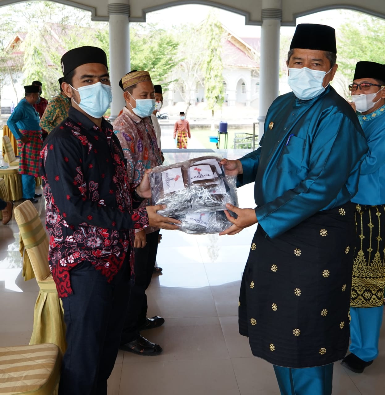 Alfedri Serahkan Masker Untuk Ponpes di Kecamatan Siak