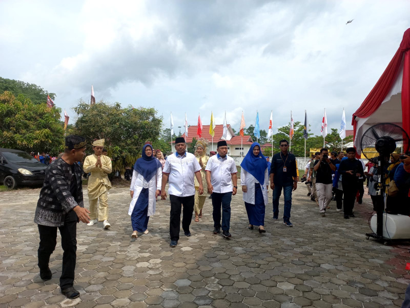Naik Bentor, Paslon Petana Alfedri-Husni Calon Pertama yang Resmi Mendaftar ke KPU