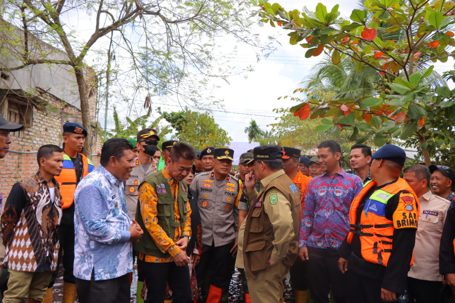 Pengungsi Banjir 42000 KK,  Bupati Didampingi Gubri Salurkan Bantuan Sembako