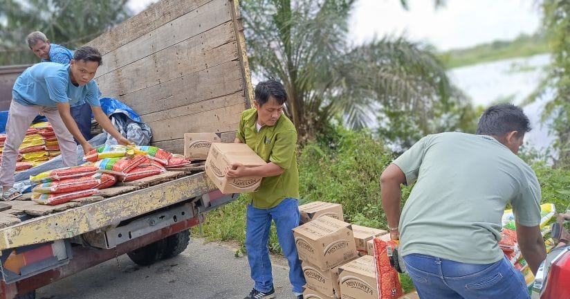 RAPP Serahkan Bantuan 835 Paket Bahan Pokok kepada Warga Pelalawan Terdampak Banjir