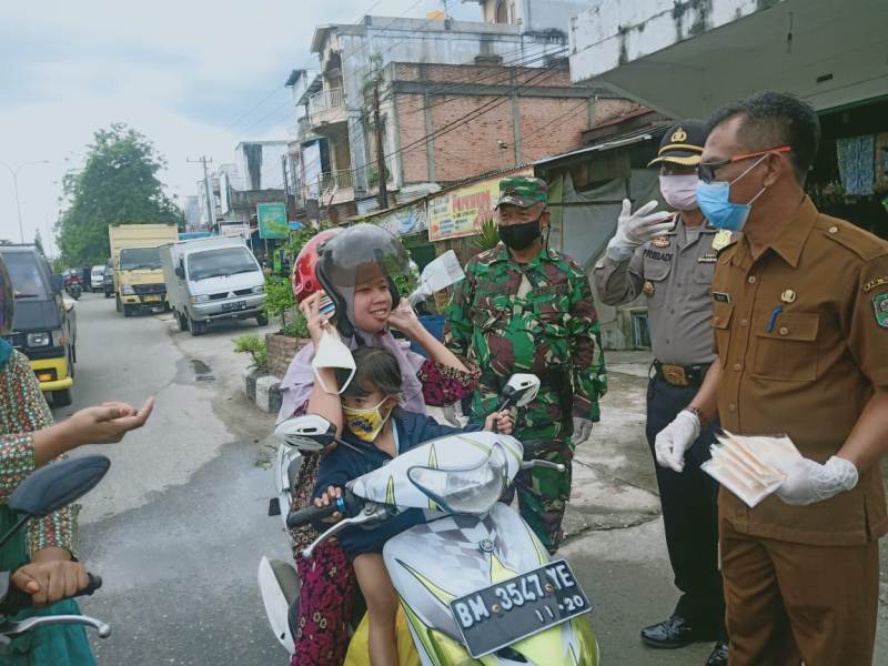 Bagi-bagi Masker, Zalik Efendi Berharap Masyarakat Tidak Terjangkit Virus Covid-19