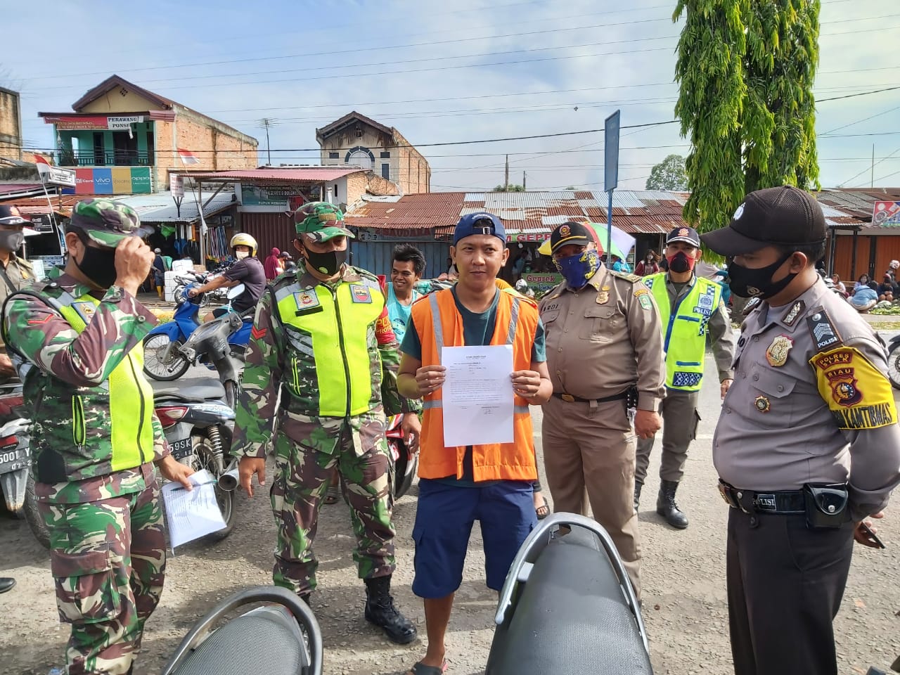 Koptu Deddy H Tegakan Disiplin Protokol Kesehatan di Pasar Tuah Serumpun