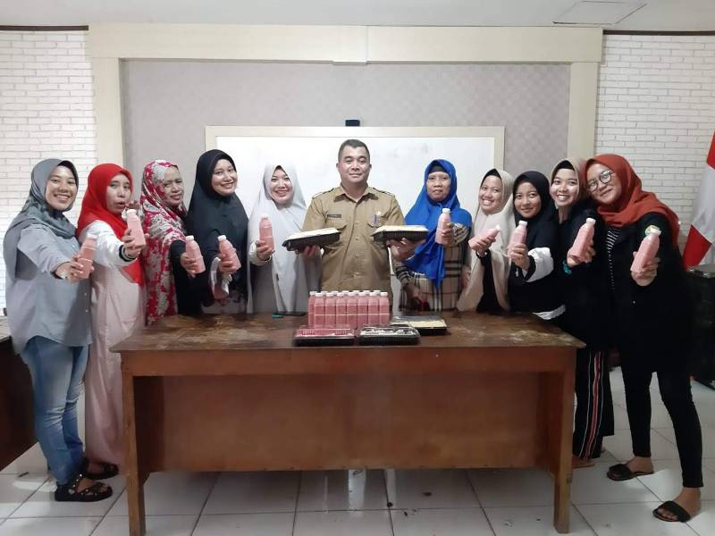 Mahasiswa KKN UNRI Kembangkan Potensi Desa Melalui Pengolahan Jambu Biji Merah 