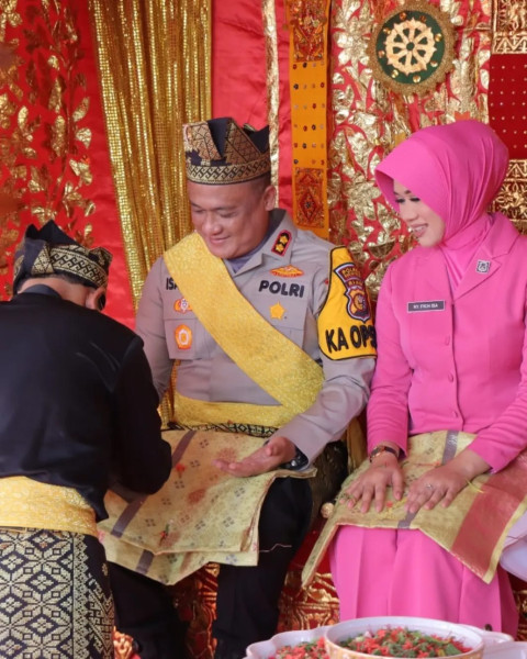 Pisah Sambut Kapolres Rohil, AKBP Isa Imam Syahroni Diduduki Bertahta Di Kursi Kebesaran Adat Melayu
