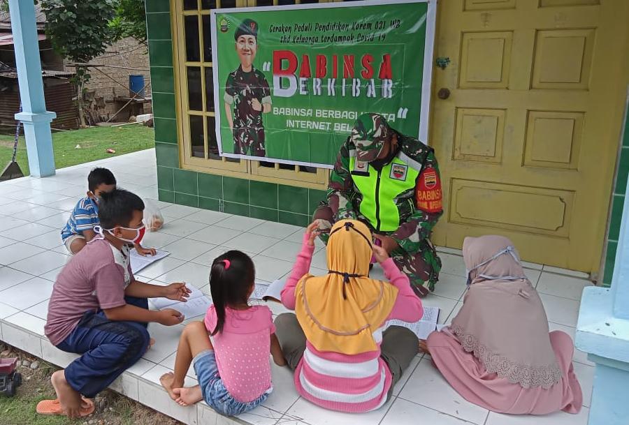 Siswa Sengkemang Serius Ikuti Belajar Daring Dari Serda Sahidin