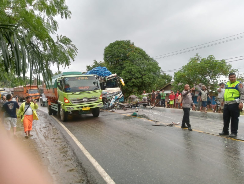 Insiden Adu Kambing Bus PMTOH Dan Bus Intra, 2 Supir Medan Patah Kaki