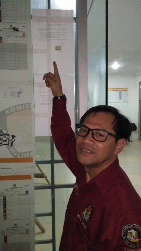Jalankan SE No 6 2019, Wah...Ternyata Ketua KPU Siak Bersaudara Dengan Caleg Demokrat