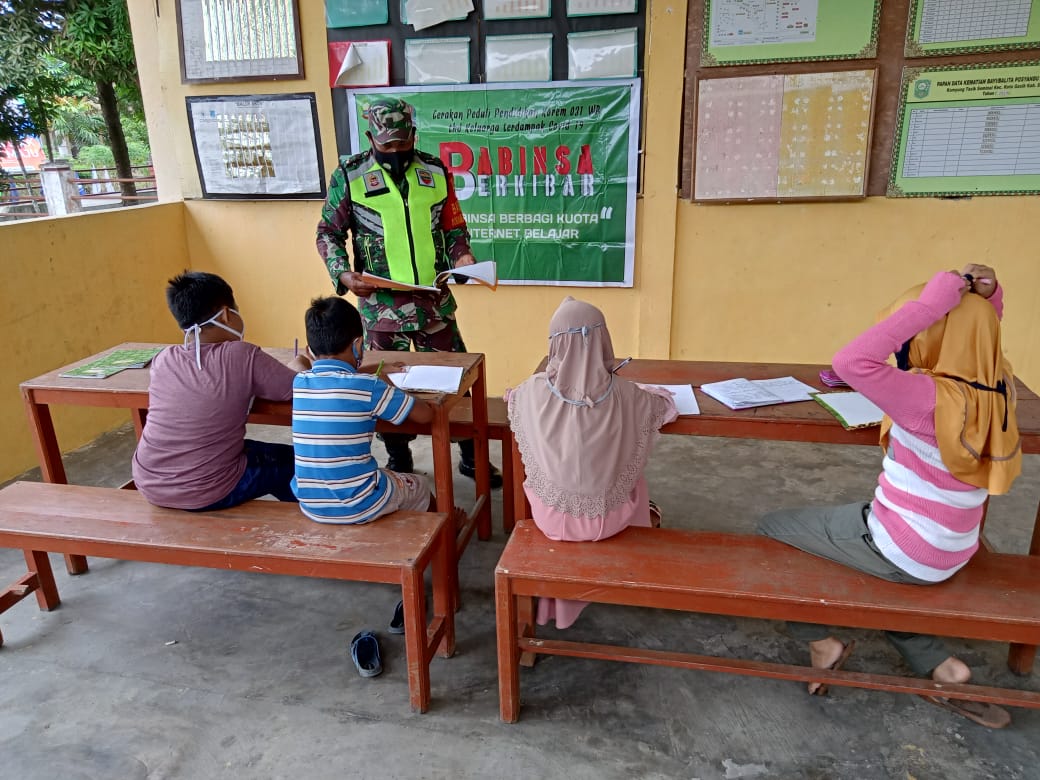 Siswa SD Sengkemang Ikuti Belajar Daring Dari Koramil 10 Perawang