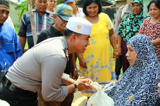 Disambangi Tim Jum'at Barokah, Nenek Nismarni Terharu