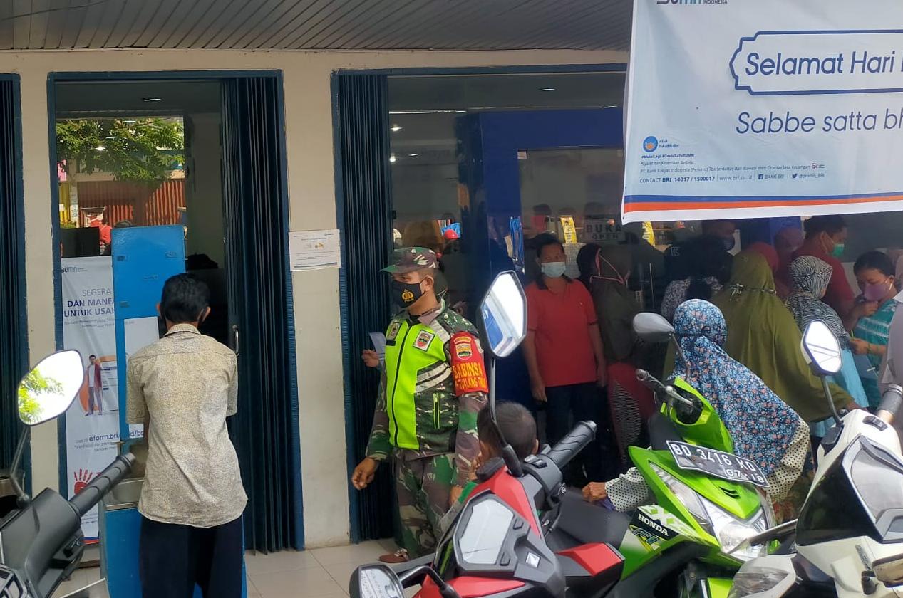 Terapkan Prokes, Kopda Heri Kiswanto Sisir 3 Lokasi