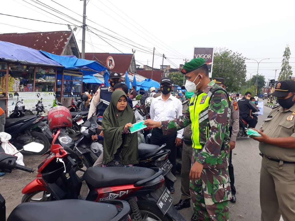 Wanita Berhijab Ini Diberi Masker, Sertu Abdon Pardosi: Biar Terbiasa Pakai Masker Saat Pendemi