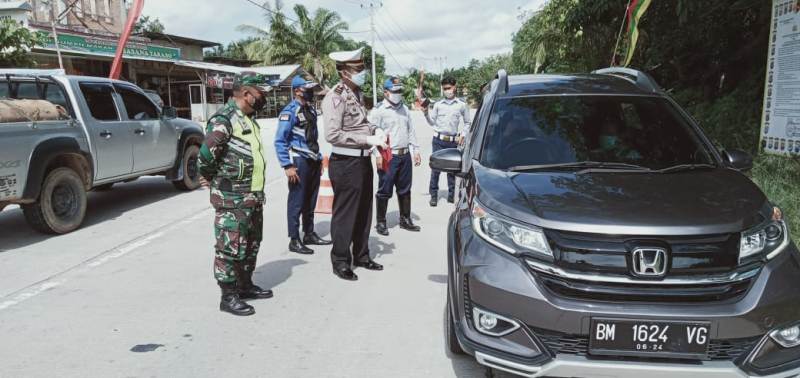 Personil TNI Cek Kendaraan Yang Keluar Masuk Siak