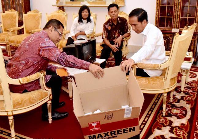 Presiden Jokowi Kagum Dengan Televisi Rakitan Kusrin