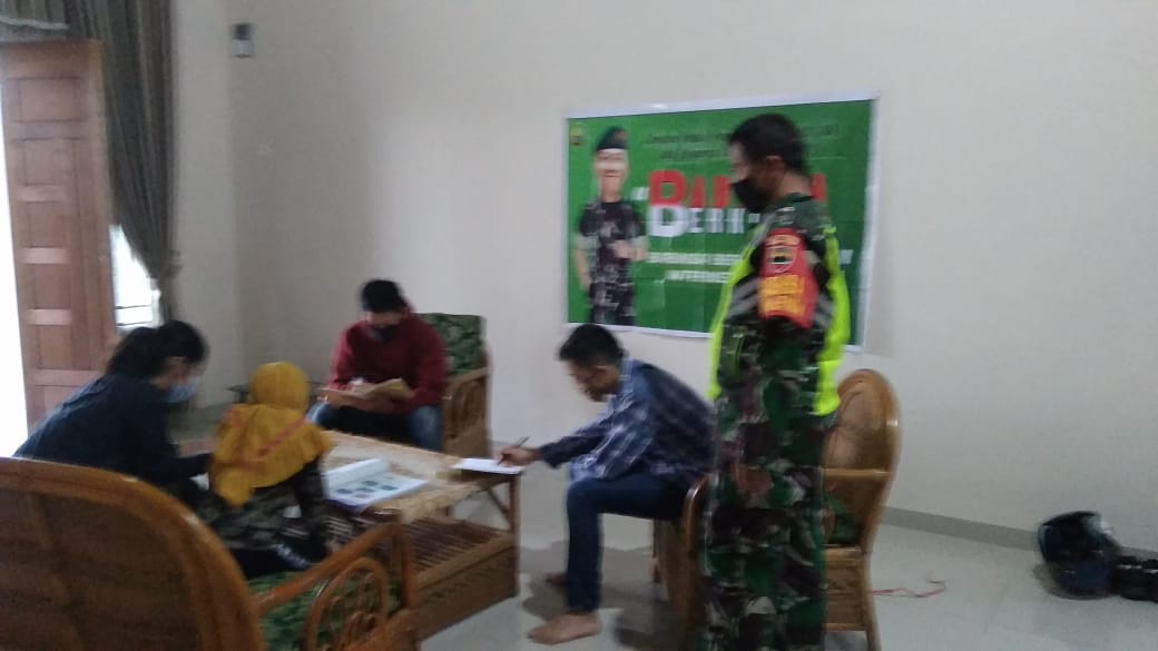 Melalui Program Babinsa Berkibar, Serda Laila Syahdanur Bimbing Siswa Empang Pandan Belajar Daring