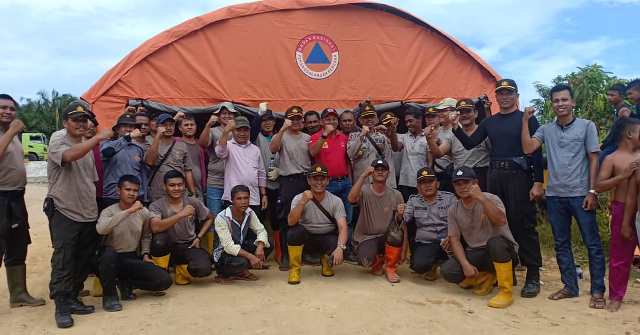 Polres Rokan Hilir Bersama BPBD Salurkan Air Bersih Dan Dirikan Tenda Pengungsian Banjir