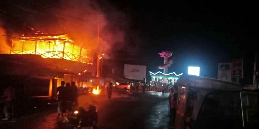 1 Ruko dan 8 Kios di Area Tugu Patin Inhu Terbakar, Alhamdulilah Tidak Ada Korban Jiwa