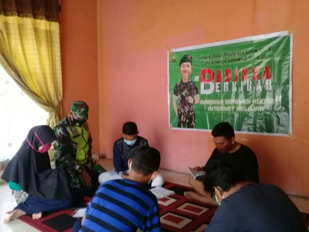 Sertu Afrisal Bimbing 5 Siswa Pangkalan Pisang Untuk Belajar Daring