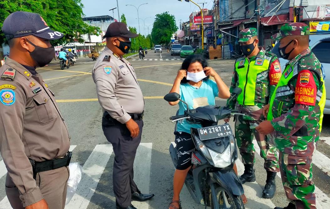 Operasi Prokes, Serda Sahidin Jaring 3 Warga Tidak Gunakan Masker