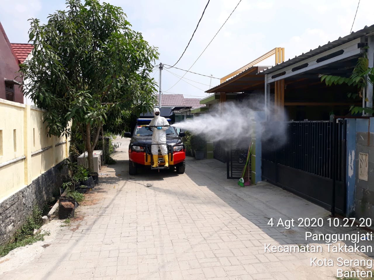 Sat Brimob Polda Banten Lakukan Penyemprotan Disinfektan di Perumahan Warga
