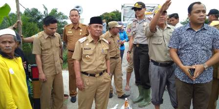 Kunjungi dan Beri Bantuan Korban Banjir, Ini Pesan Bupati Pelalawan