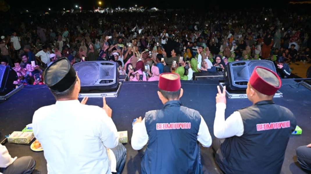 Kampanye Diguyur Hujan, UAS Takjub, Puluhan Ribu Masyarakat Batang Cenaku Tetap Semangat