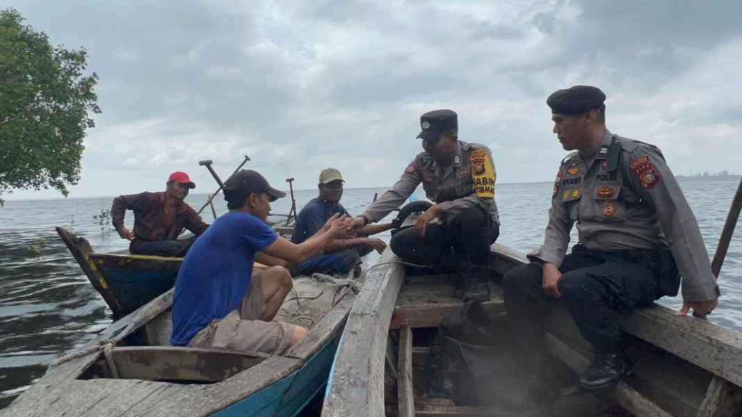 Sampaikan Pemilu Damai, Polsek Rupat Dor To Dor ke Masyarakat dan berikan Bantuan Sembako