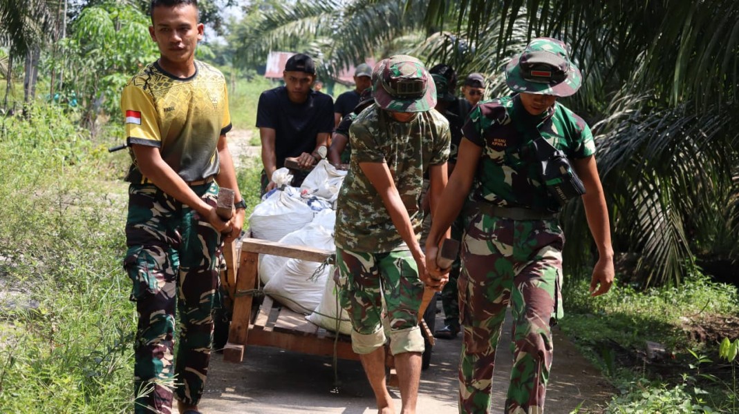 Tembus Jalan 1,5 Kilometer dengan Gerobak Sorong, Satgas TMMD Kodim 0313/KPR Langsir Material Rumah Ibu Diasan
