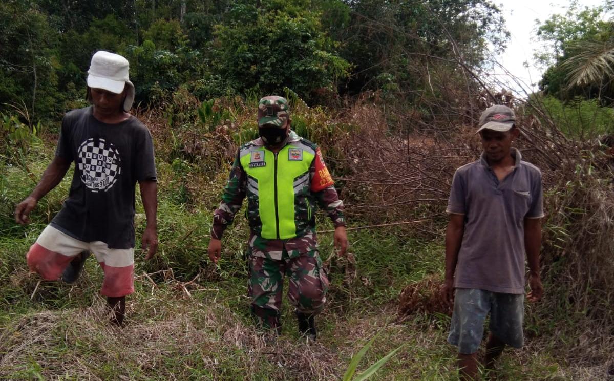 Cegah Hutan dan Lahan Terbakar, Serma Syafri Lakukan Sosialisasi Karhutla di Buatan Dua