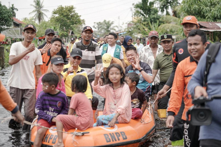 Pantau Banjir ,Bupati Rohil Sebut Banjir Air Kiriman Beberapa Perusahaan