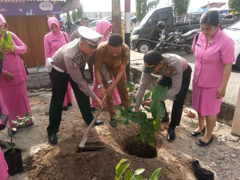 Peduli Terhadap Lingkungan, Polsek Tualang Tanam 50 Batang Pohon