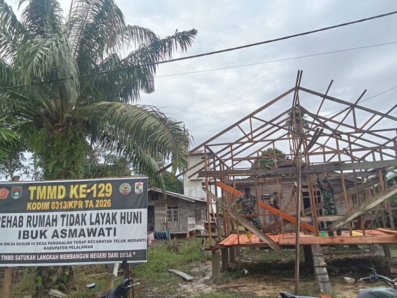 Hari Ke Empat TMMD Ke-129 Kodim 0313/KPR, Pembangunan Rumah Tembus 25 Persen Dan  Ibu Asmawati Terharu
