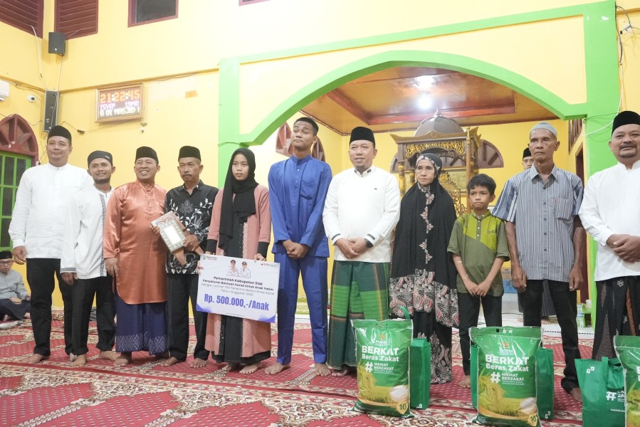 Safari Ramadhan Pertama, Wabup Husni Merza Serahkan Paket Ramadhan Bahagia BazNas Siak dan Santuni Anak Yatim